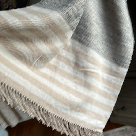 Neutral-colored scarf. - Picture 2 of 4